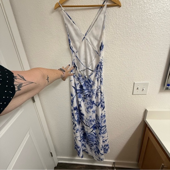 Fame & Partners Blue and White Floral Formal Dress Size 2 - Picture 3 of 9